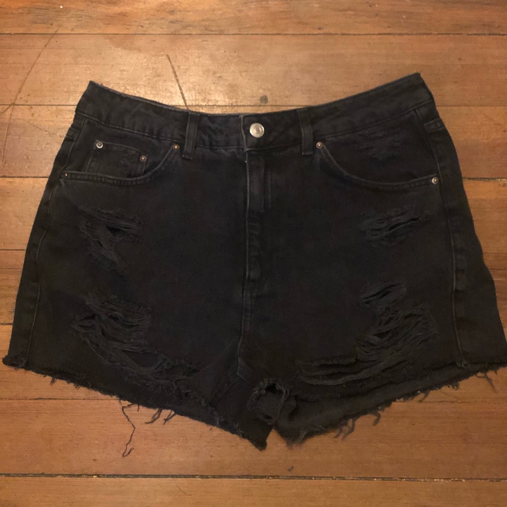 Black distressed TopShop Mom shorts!
